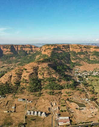 Sandstone escarpment above the plots at Shanti